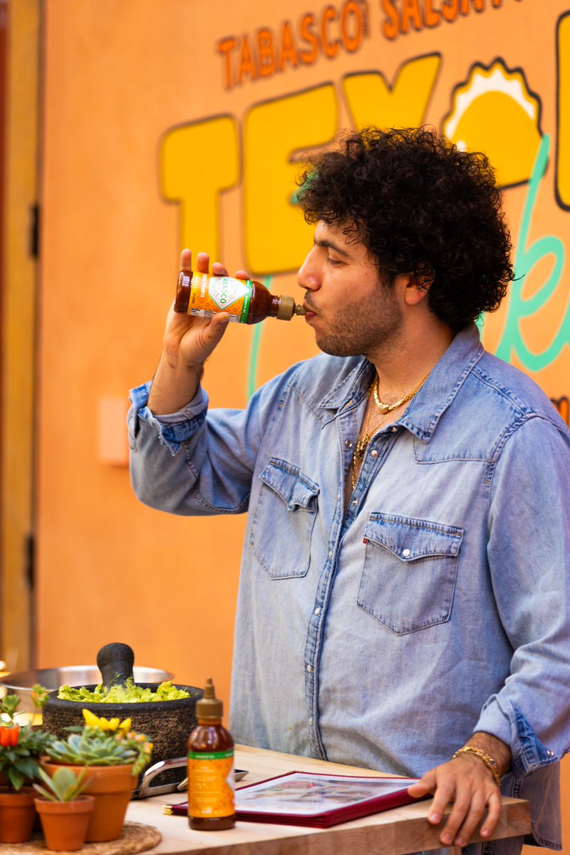PopCrave's tweet image. benny blanco brings the heat as he surprises diners at TABASCO Salsa Picante Presents Tex-Mex Omakase by Chain.
📸: Travis Colbert