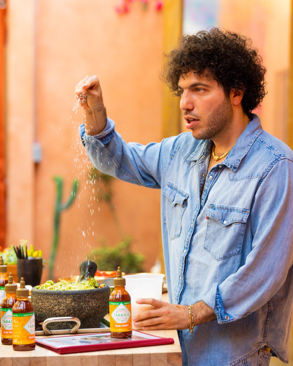 PopCrave's tweet image. benny blanco brings the heat as he surprises diners at TABASCO Salsa Picante Presents Tex-Mex Omakase by Chain.
📸: Travis Colbert