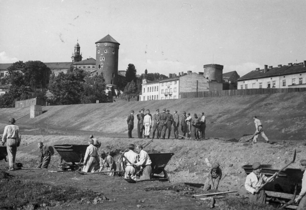Deeteem1's tweet image. The riverbank along Wawel Castle in Krakow, Poland, was dug out by hand and shovel during the German Nazi occupation. The boat anchor hooks high up on the wall I can’t figure out still.
