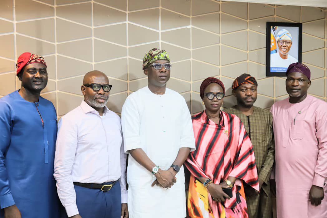 tokunbo_wahab's tweet image. Today:
L-R; ; CEO, Greenlane International, Mr. Bashir Alson; Permanent Secretary, Office of Drainage Services, Engr. Mahamood Adegbite; Honourable Commissioner for The Environment and Water Resources, Mr. Tokunbo Wahab; Director Education Unit, Office of Environmental Services,…