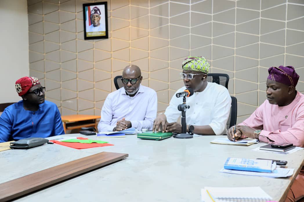 tokunbo_wahab's tweet image. Today:
L-R; ; CEO, Greenlane International, Mr. Bashir Alson; Permanent Secretary, Office of Drainage Services, Engr. Mahamood Adegbite; Honourable Commissioner for The Environment and Water Resources, Mr. Tokunbo Wahab; Director Education Unit, Office of Environmental Services,…