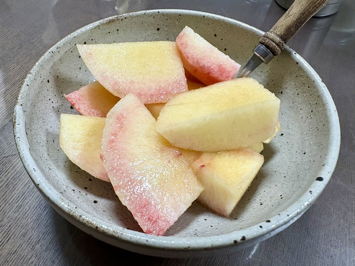 furuno_san's tweet image. おはようございます。本日の #フルーツ200g は桃🍑
食べて思った、こ、これがあかつきでは😅笑
まぁいい、美味しいには違いない。これだけ食べてても覚えられない私は、柑橘の見分けがつかない人を責められません…。