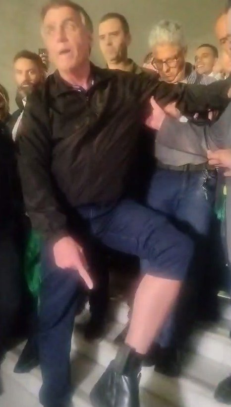 AssLatam's tweet image. Former President Jair Bolsonaro of Brazil shows his ankle monitor.
Bolsonaro was forced to use it ahead of his trial for alleged coup attempt.