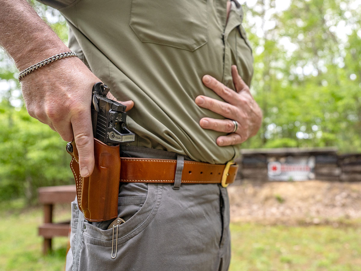 GunDigest's tweet image. Self-Defense: Establishing A Good Grip From Draw: gundigest.com/handguns/conce…
