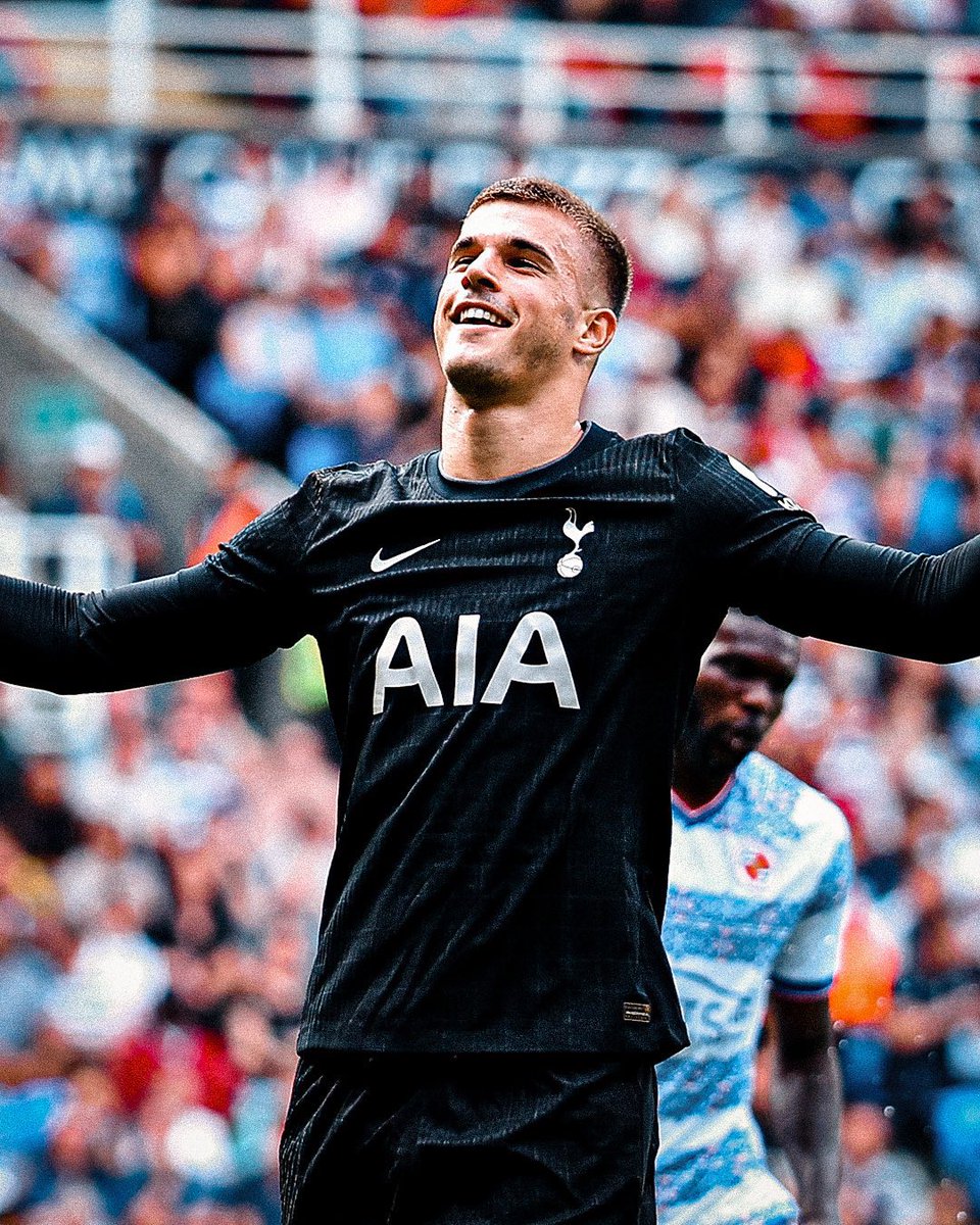 Visto el debut de Luka Vuskovic con el Tottenham. Central croata de 18 años que los Spurs ficharon a los 16 para que llegara este verano.

Dimensiones físicas tremendas para duelos y una increíble habilidad anotadora. Gol y asistencia en su presentación. 16 G/A en su carrera.