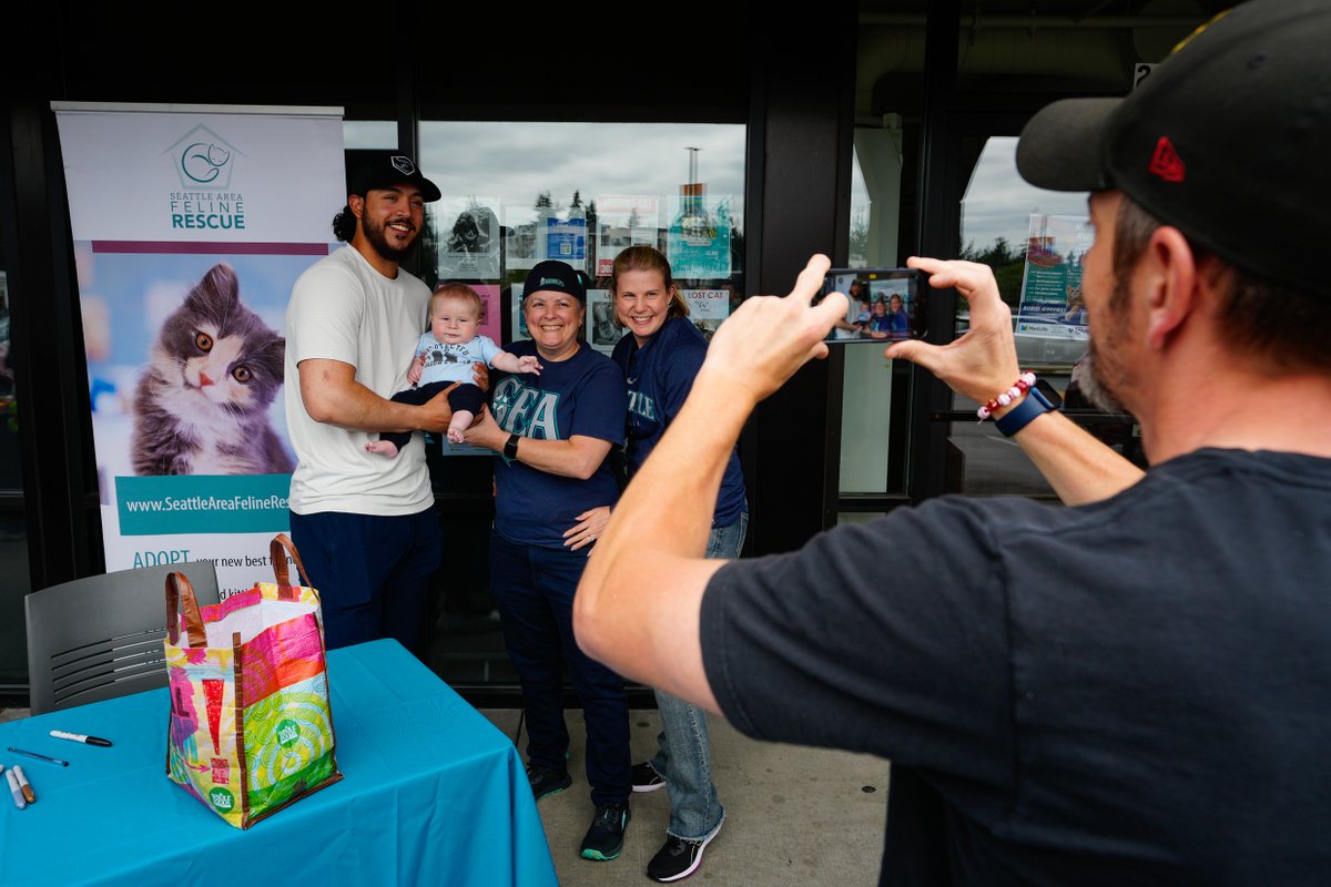 Mariners's tweet image. Muny saves games... and cats!
On Saturday, Andrés Muñoz swung by @SAFeRescueCats for their Home Run Adoption Event to help shine a light on All-Star kitties ready for their fur-ever home 🐈