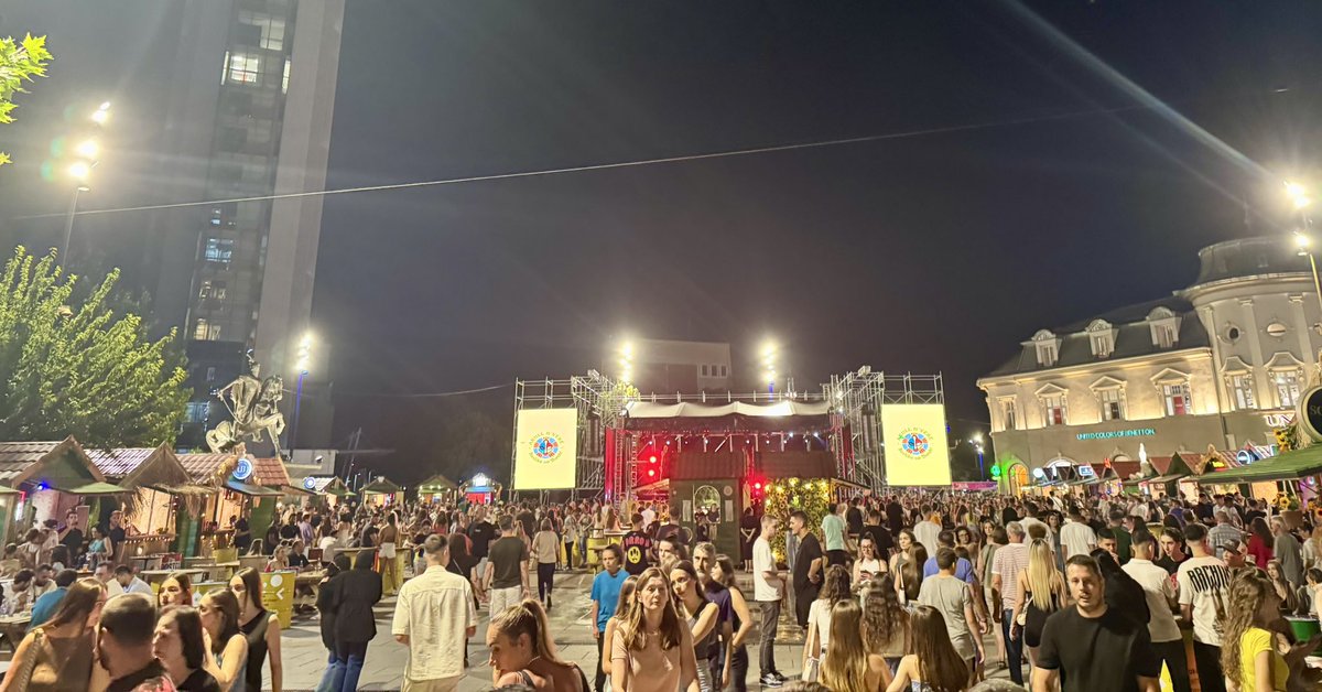 DSGashiRKS's tweet image. 🌃 From 🇽🇰’s Liri, Pavarësi (Freedom, Independence) in Warsaw to 🇵🇱’s Solidarność (Solidarity) in Prishtina. Greetings from #Kosova’s capital—in the summertime it’s *the city that hardly sleeps*!