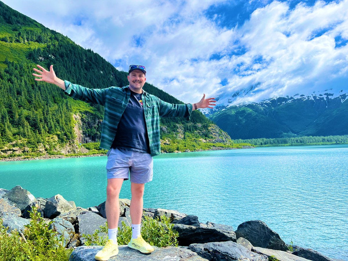 thejohnkerr's tweet image. Hope you’re listening to Mike, Late Show fam! I am… in between posing for photos like this 😅 #Alaska 🏔️
🔗 bbc.co.uk/sounds/play/li…