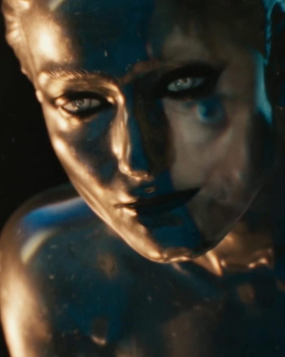 Peli_Comic's tweet image. El reflejo de Johnny en la cara de Silver Surfer 🩶