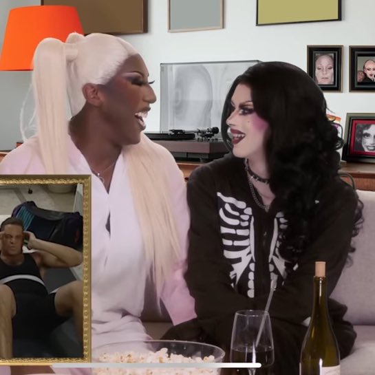 korisdunkin's tweet image. Off the plane first thing I did was watch binge queens…. my moms