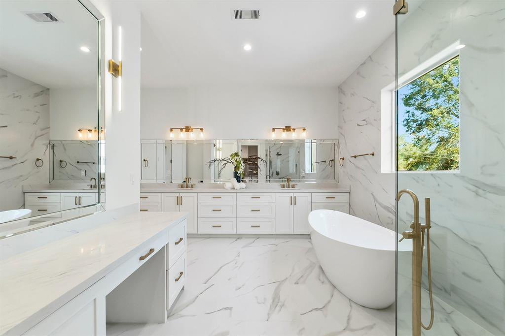 Modern home for sale in Houston — also available for rent at $9,000/month.

Located just minutes from The Heights, with easy access to parks, trails, and some of Houston's best dining.

Contact us today to schedule a tour!