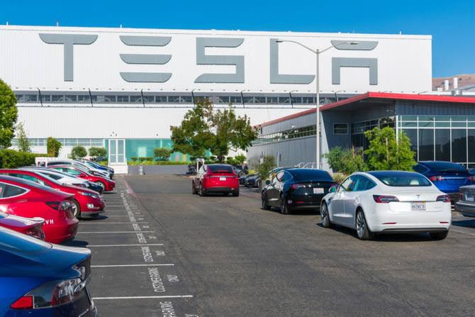 muskonomy's tweet image. 🚨BREAKING: California DMV wants to ban Tesla from selling cars for 30 days. 👀
They say Tesla’s Autopilot and FSD ads made people think the cars drive themselves, which isn’t true.
Tesla says it always tells drivers to stay alert and the claims are about the future.