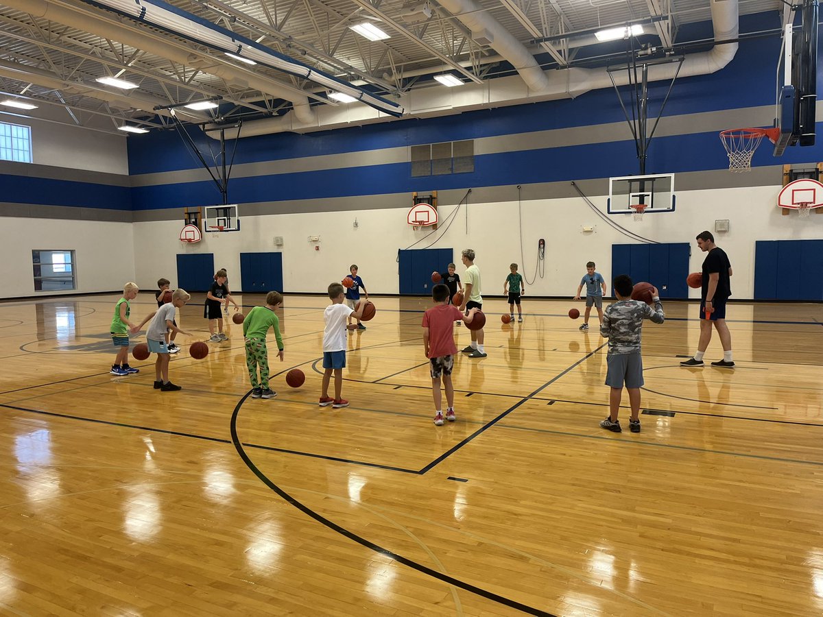 In action with our 3/4 and 5/6 today! Continued focus on playing off of two feet, off ball movement, and defensive energy!