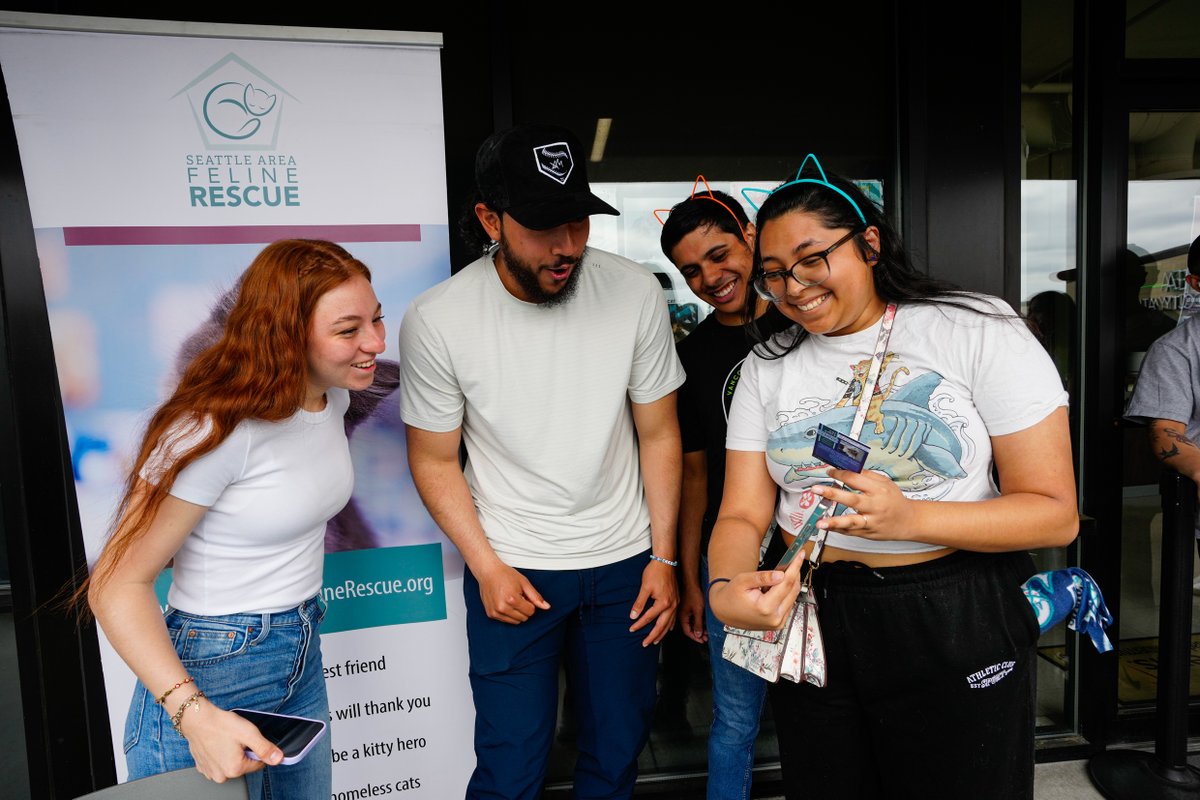 Mariners's tweet image. Muny saves games... and cats!
On Saturday, Andrés Muñoz swung by @SAFeRescueCats for their Home Run Adoption Event to help shine a light on All-Star kitties ready for their fur-ever home 🐈