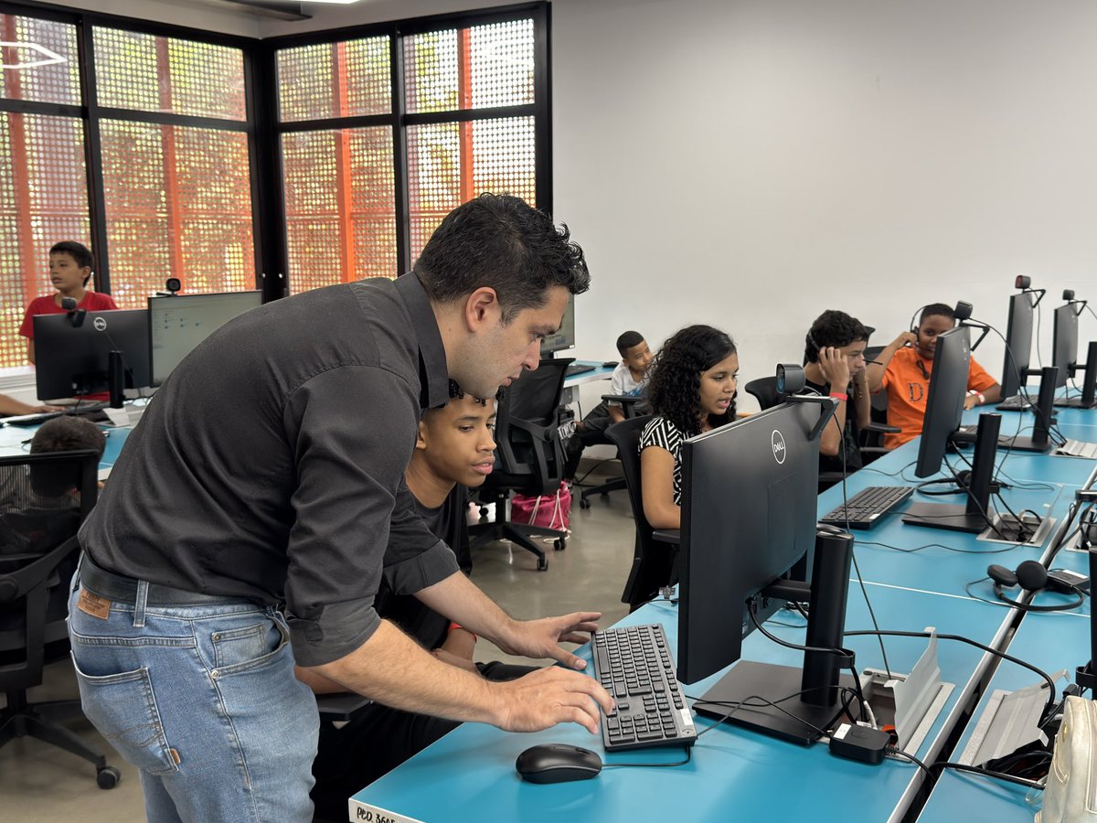 yawacali's tweet image. 💫 #TodosSomosYawa: 140 niños de zonas vulnerables de #Cali, se gozaron hoy nuestras instalaciones. Posaron en la Sala Chromakey y luego vieron proyectados sus videos en el Planetario🚀Más de 1050 niños aprenderán sobre nuevas tecnologías y vivirán una experiencia de otro mundo.