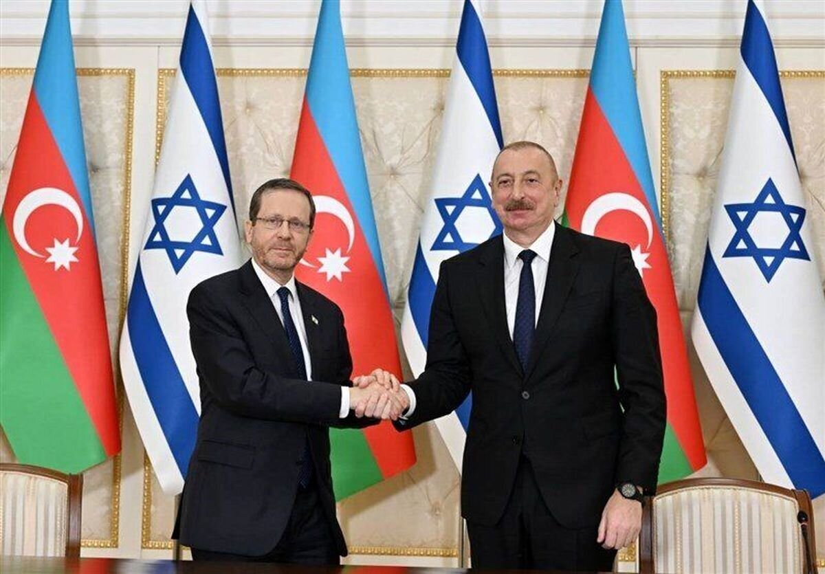 hssaremi's tweet image. فوری/ غیررسمی، مقاومت آذربایجان دقایقی پیش در مناطق جنوبی با ارتش این کشور درگیر شد!
ارتش جمهوری آذربایجان در حال اعزام 6 گردان نظامی به مناطق جنوبی است!
پ.ن:
دو احتمال وجود دارد، یا خون شیعیان آذربایجان از خیانت علیف به جوش آمده، یا کار خود علیف است برای شروع تحرکات نظامی