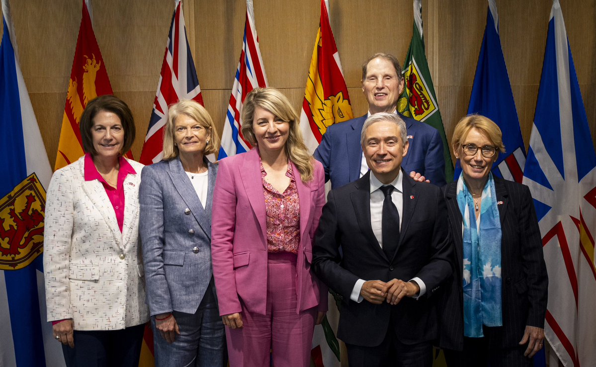FP_Champagne's tweet image. Réunion productive avec une délégation bipartisane de sénateurs des É-U à Ottawa. Avons discuté de nos chaînes d'approvisionnement intégrées qui appuient des millions d'emplois et d'entreprises des deux côtés de la frontière. On vise toujours le meilleur accord pour les Canadiens