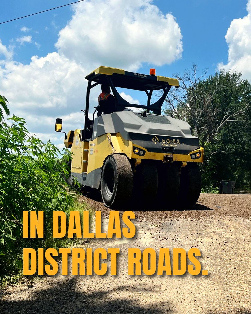 TxDOTDallas's tweet image. Protecting roads, one layer at a time! TxDOT Dallas crews and contractors are out applying a protective layer to over 430 lane miles to extend pavement life. These work zones move fast — stay alert and give crews space as they work hard in the heat.
