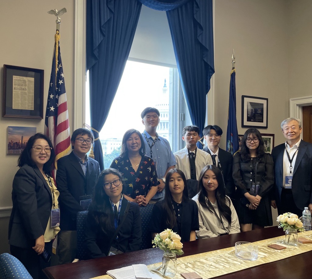 RepGraceMeng's tweet image. Thrilled to welcome the 2025 Korean American Civic Empowerment (KACE) interns from Queens to Capitol Hill!
For over 20 years, KACE has been teaching & developing students into the next generation of leaders in New York. I'm proud to see our Queens students learning to advocate…
