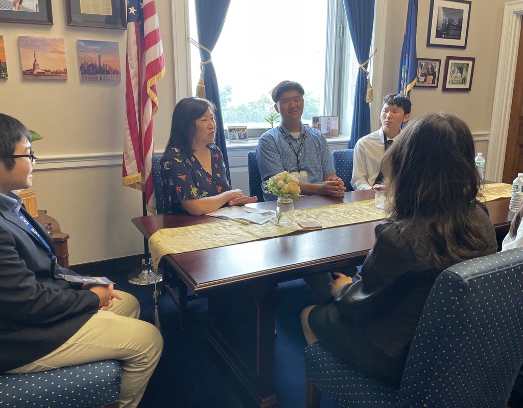RepGraceMeng's tweet image. Thrilled to welcome the 2025 Korean American Civic Empowerment (KACE) interns from Queens to Capitol Hill!
For over 20 years, KACE has been teaching & developing students into the next generation of leaders in New York. I'm proud to see our Queens students learning to advocate…