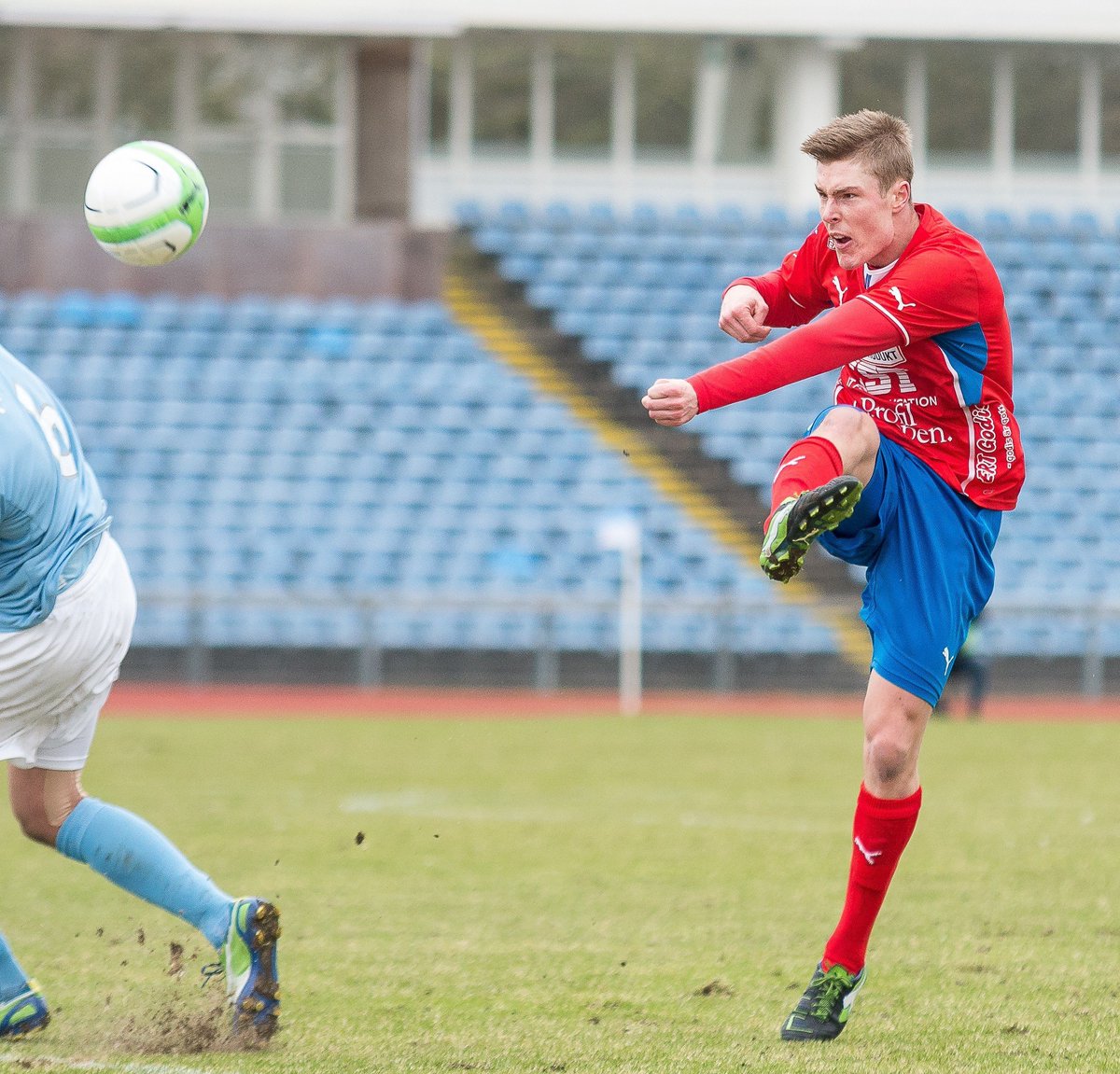 ExtremeFootbal4's tweet image. Marcus Bergholtz fires in a shot at Malmö Stadion in Östers' Swedish Cup match against Malmö FF, March 2013.