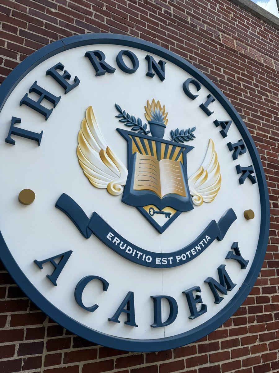 kjmartinez__'s tweet photo. Still in awe after my visit to the @ronclarkacademy. From the energy to the excellence, every moment was filled with purpose. The biggest takeaway? The power of creating a culture of belonging where students feel seen, heard, & celebrated. Truly a magical experience! 📚🔥 #RCAEXP https://t.co/mZb5Le3S1A