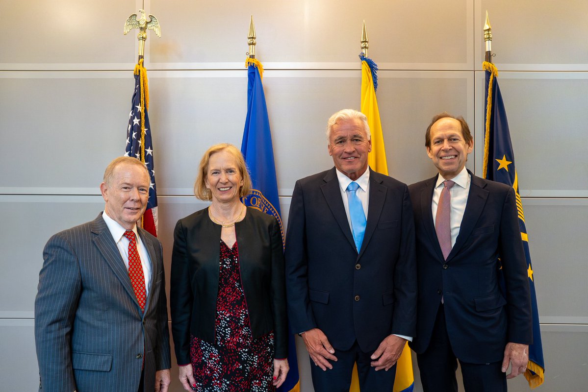 DrMakaryFDA's tweet image. Thrilled to welcome Dr. George Tidmarsh as the new director of the Center for Drug Evaluation and Research. And grateful for the tremendous service of Dr. Corrigan-Curay, who has graciously agreed to extend her retirement date to ensure a smooth transition.