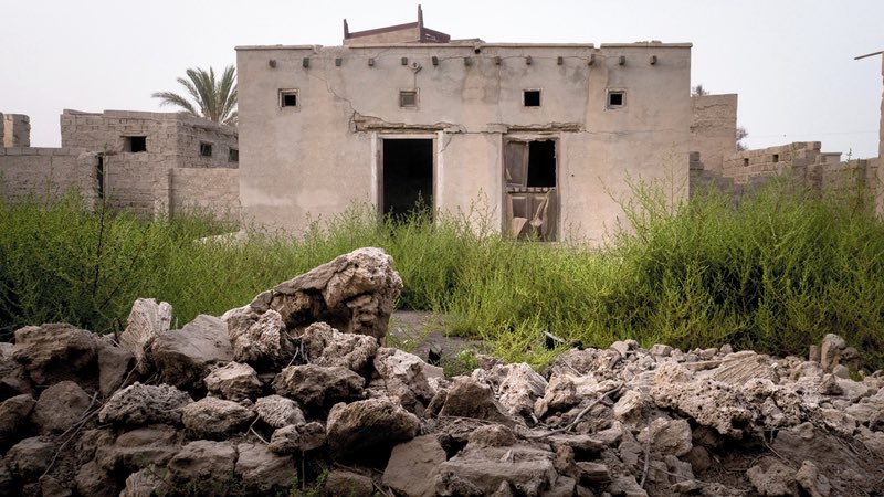 يادار من ريتك وانا مبطي'ن عنك
علمي بشوفك يوم الايام هاذيك 

يوم آن ربي بطبيعه مزينك 
وحنا نسج اقدامنا في مناهيك