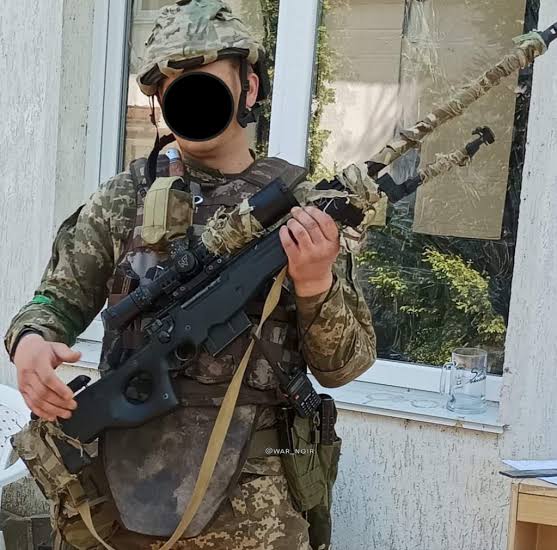Trotes936897's tweet image. Ukrainian Sniper with an Accuracy International Arctic Warfare (AWP)