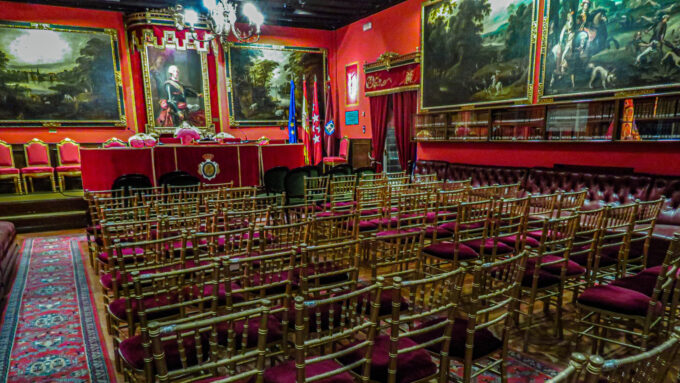 La Real Sociedad tiene su sede en la emblemática Torre de los Lujanes, sita en la plaza de la Villa, el edificio de uso civil más antiguo de Madrid (s. XV).