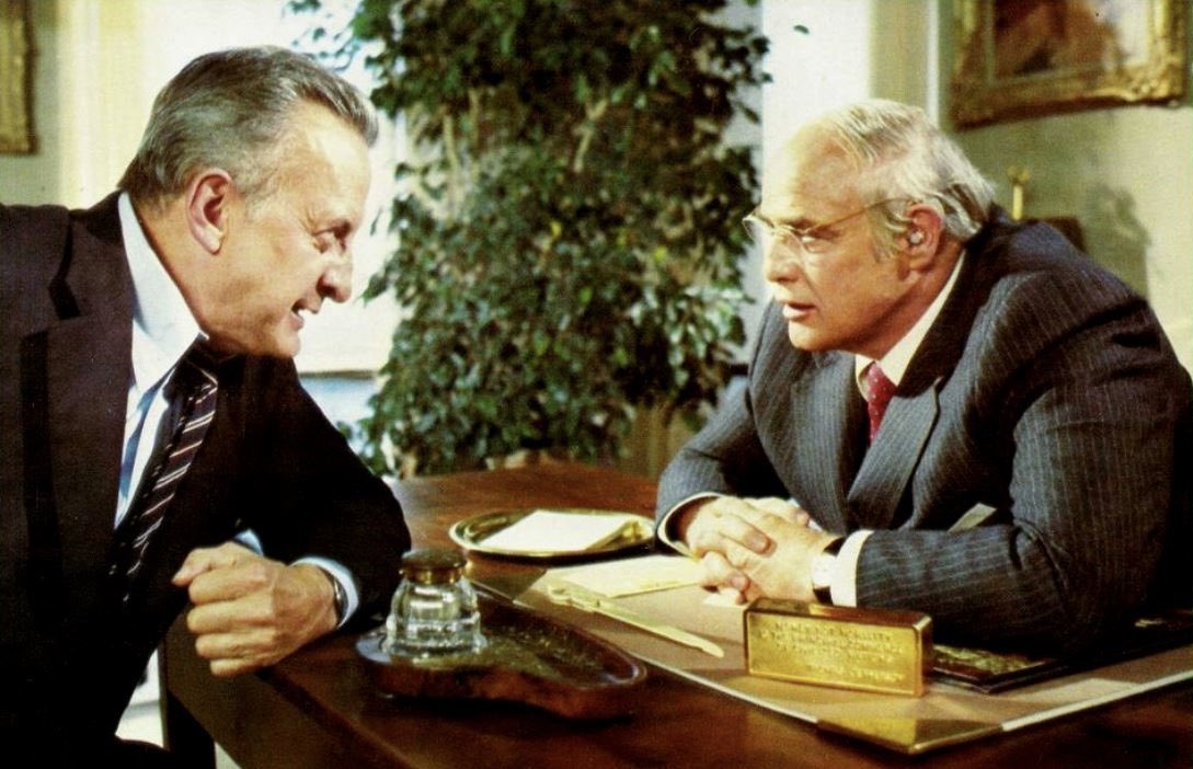 SelectWomanTaft's tweet image. The Formula was a big deal in 1980 ‘cause it paired the two biggest stars in the world, and they are a hoot.
So-so murder mystery from the director of Neighbors.
Co-starring Senator Geary, the broad from Marathon Man, and Rostov from Invasion USA.
👵🏼🍿⛽️