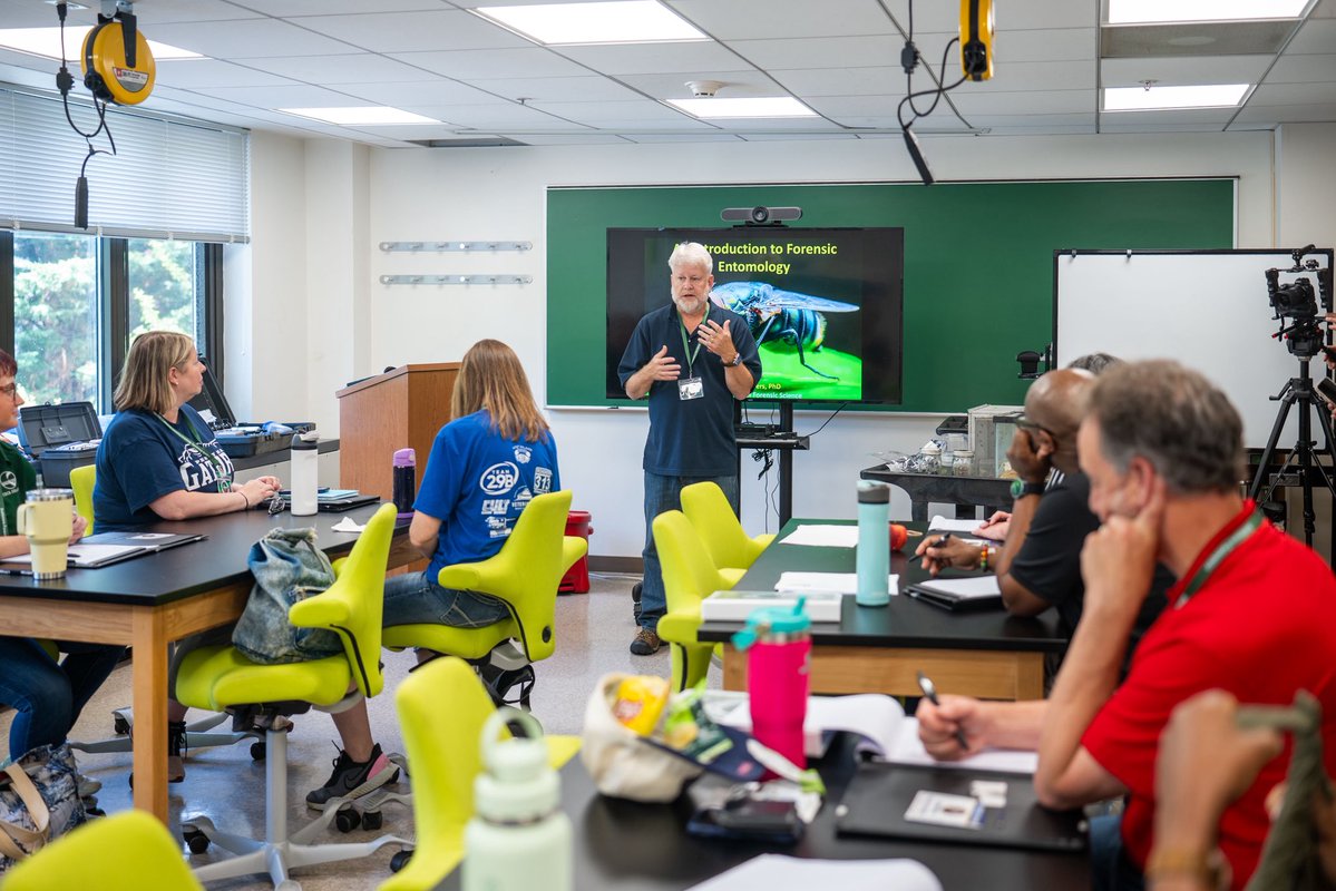 BaltimorePolice's tweet image. This summer, our crime lab had a blast welcoming local teachers! We were excited to provide them with resources and new activities to sprinkle some science magic into their classroom adventures. #BPDStrong #BPDInAction #BaltimoreCommuity #BPDCrimeLab