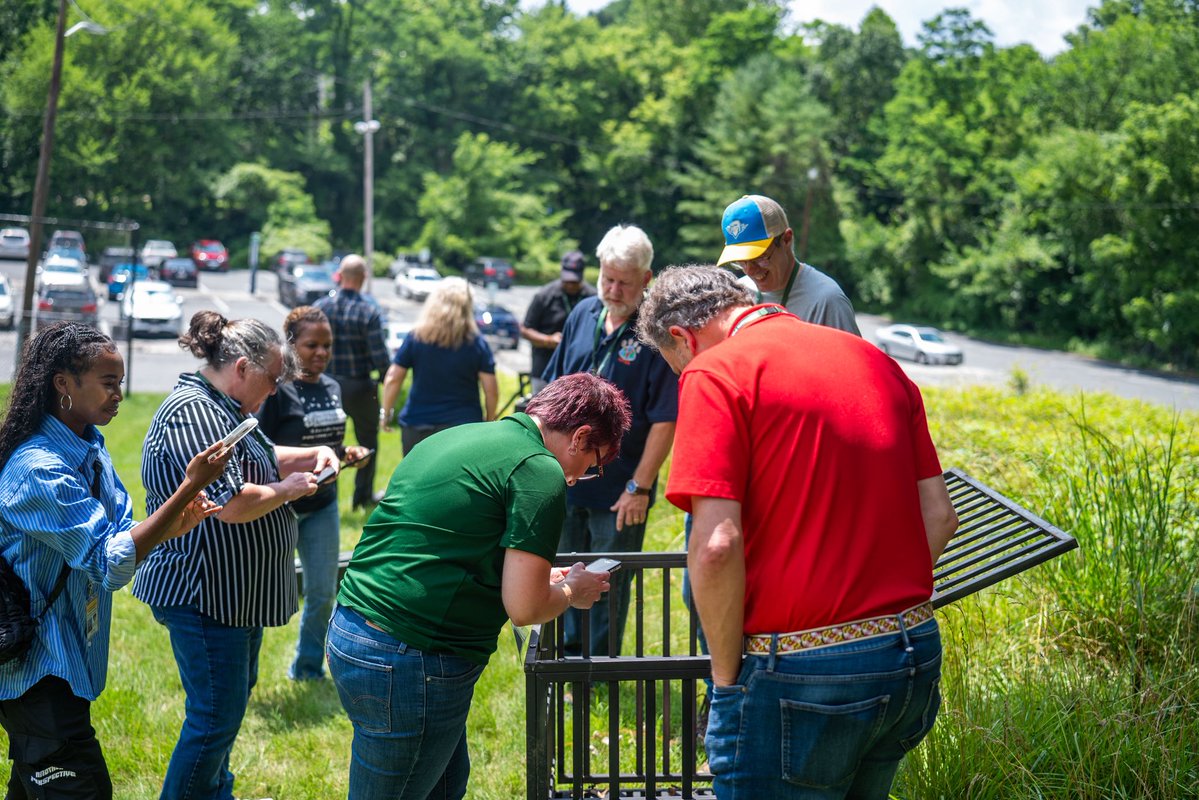 BaltimorePolice's tweet image. This summer, our crime lab had a blast welcoming local teachers! We were excited to provide them with resources and new activities to sprinkle some science magic into their classroom adventures. #BPDStrong #BPDInAction #BaltimoreCommuity #BPDCrimeLab