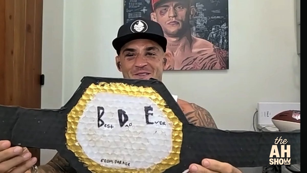 Home_of_Fight's tweet image. 🥹❤️Dustin Poirier’s daughter gifted him a hand made belt BDE (Best Dad Ever)
📸 @arielhelwani