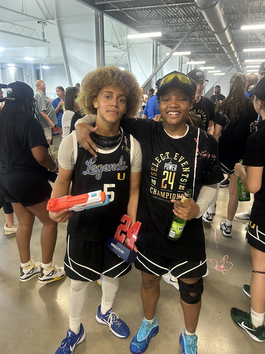 NIERA STEVENS (@akzig_22) on Twitter photo 