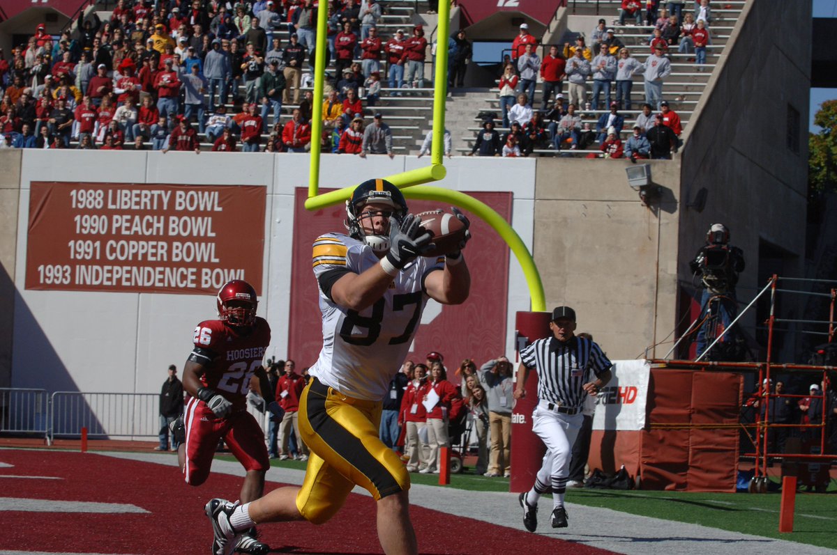 LegacyHawks's tweet image. Happy Birthday to Scott Chandler! (@scottchandler84) Enjoy your day. Go Hawks! #LegacyHawk