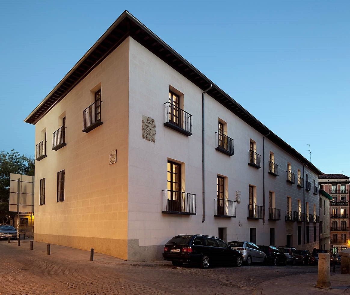 Como nota familiar, la Torre de los Lujanes queda muy cercana a la otrora Casa de Iván de Vargas -ahora biblioteca municipal-, documentada como mayorazgo de mis antepasados Vargas y Gudiel de Vargas, al menos, del s. XV a finales del XIX.