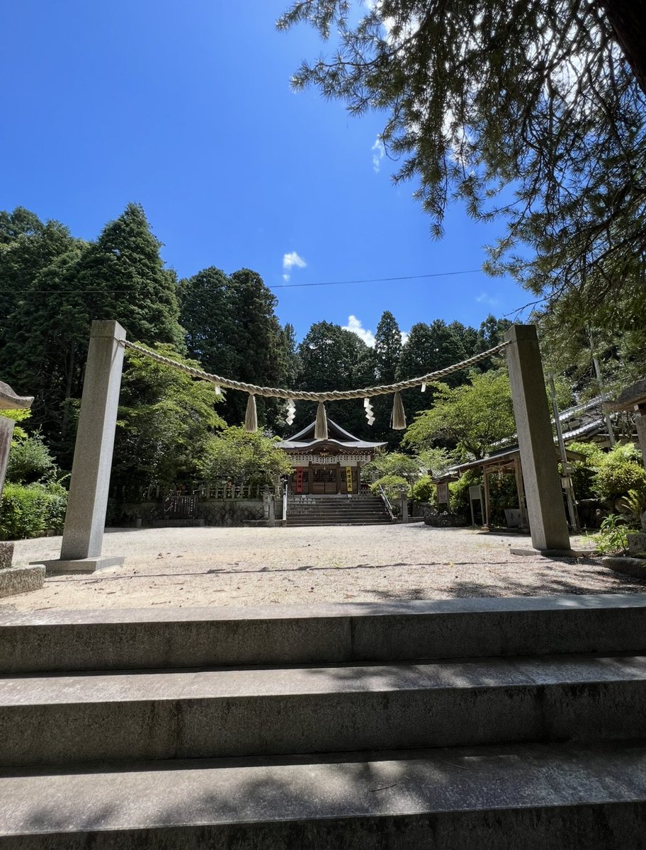 k_tamago_power's tweet image. 【日雲神社】
写真一枚目これは何なのか?
頼りのGoogle先生で検索してみたのですが、それっぽい答えが見つからず😅
旅人?アイヌ民族の雰囲気もほんの少し感じたけど💦やっぱそれは違うしな💦
よく見ると上の方に菊のマークもある。
神様なのかな?🧐
