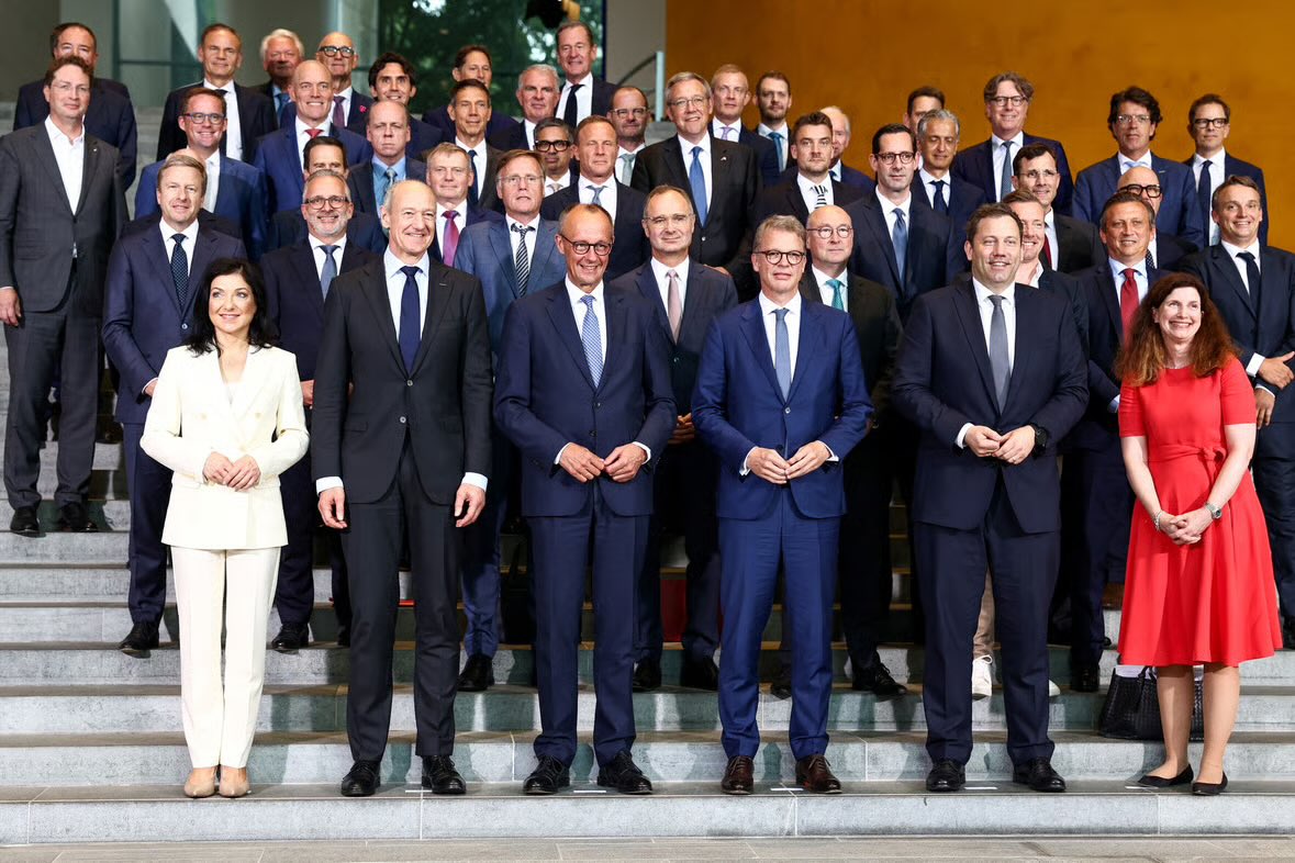 UlrichSchneider's tweet image. Ein Bild sagt mehr als 1000 Worte: Genau so ist die Macht in Deutschland zwischen Männern und Frauen verteilt. Und ich vermute, unsere Wirtschaftsbosse auf dem Foto haben bei ihrem Meeting nicht das allergeringste Störgefühl. #Investitionsgipfel