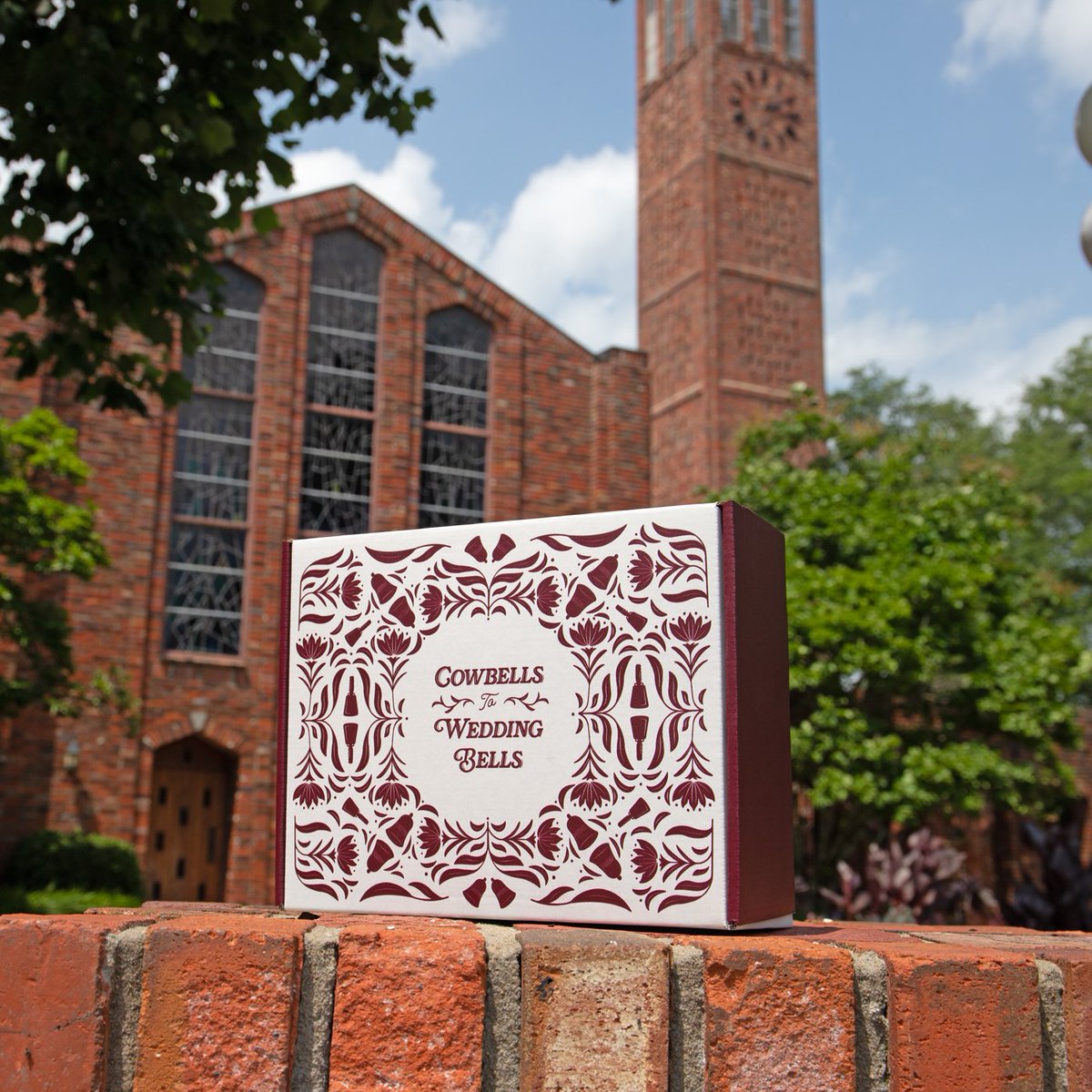 MSStateAlumni's tweet image. If you’re a soon-to-be-wed Bulldog alum, our newest program can help you celebrate! 🎉
Mail us your upcoming invitation or announcement and we’ll send you a box of “favors” to commemorate your special day.
🔗 alumni.msstate.edu/cowbells-weddi…