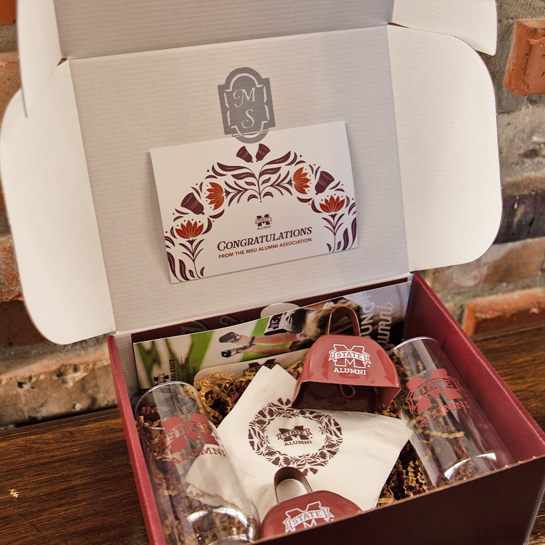 MSStateAlumni's tweet image. If you’re a soon-to-be-wed Bulldog alum, our newest program can help you celebrate! 🎉
Mail us your upcoming invitation or announcement and we’ll send you a box of “favors” to commemorate your special day.
🔗 alumni.msstate.edu/cowbells-weddi…