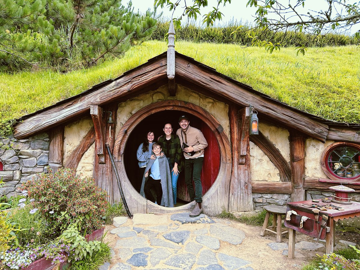 TolkienWonder's tweet image. A favorite family photo.
An unforgettable family trip!