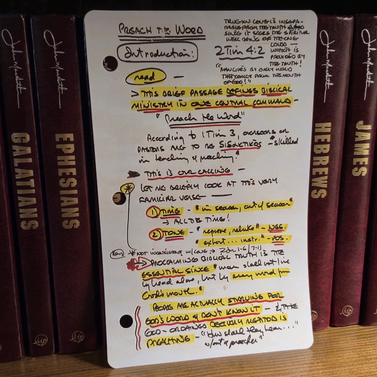 TheologyTweets's tweet image. A look at the type of notes that John MacArthur would take into the pulpit