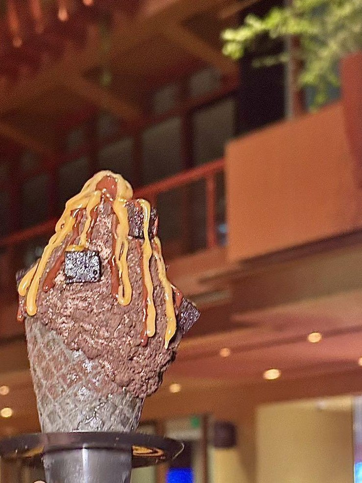 City lights and creamy spins
This is where the fun begins 🍨✨
Under moon with fashion fierce
We taste the stars and break the tiers 💃🌙