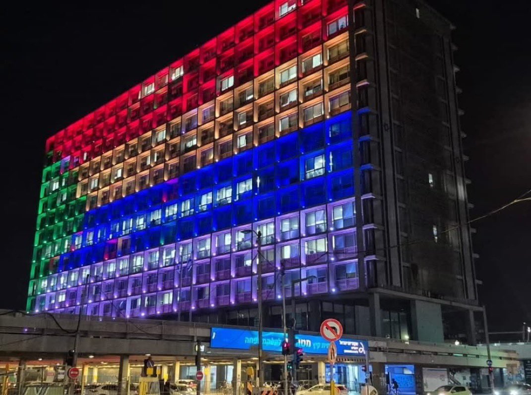 visegrad24's tweet image. Tel Aviv City Hall is in the colors of the Druze flag tonight
Via @NewSamawal