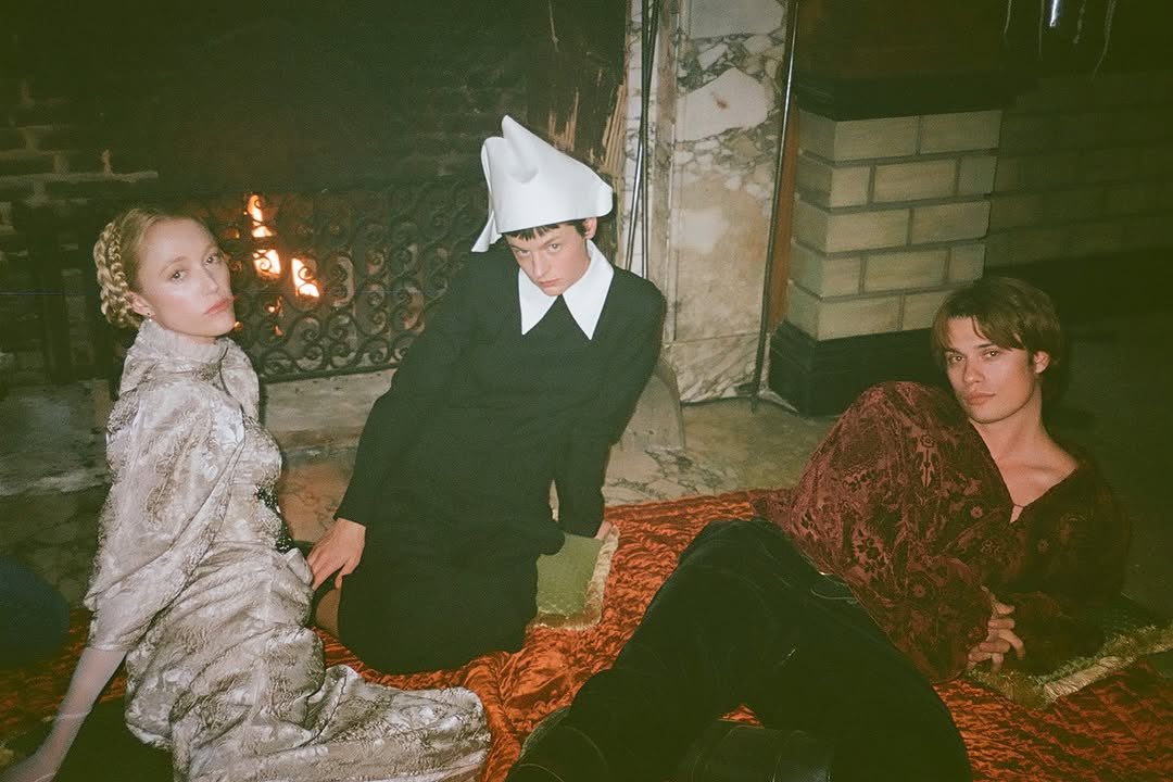 teamtaynick's tweet image. Maika Monroe, Emma Corrin and Nicholas Galitzine in a photo together!
📲 maikamonroe via Instagram posts