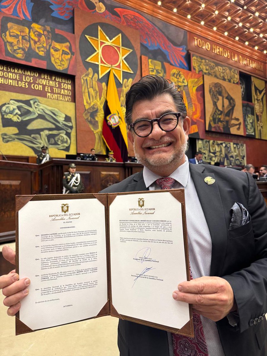 AsPatoChavez's tweet image. Hoy, 21 de julio de 2025, en la @AsambleaEcuador, tuvimos el honor de condecorar al destacado futbolista Moisés Caicedo con la distinción “Vicente Rocafuerte” al Mérito Deportivo. 

🏅 Reconocimos al “Niño Moi” por su extraordinaria trayectoria y por enaltecer el nombre de…