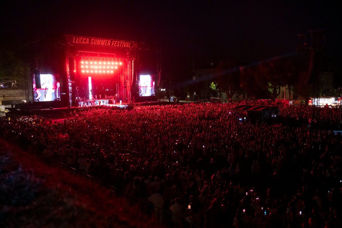 LuccaSummerFest's tweet image. Uno dei concerti più attesi della stagione ha totalmente mantenuto le attese! L&apos;unica data italiana di Jennifer Lopez ha fatto ballare il pubblico delle Mura dall&apos;inizio alla fine!

#LSF25

Foto di Francesco Prandoni