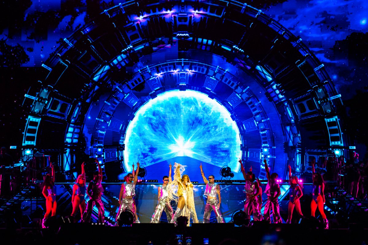 LuccaSummerFest's tweet image. Uno dei concerti più attesi della stagione ha totalmente mantenuto le attese! L&apos;unica data italiana di Jennifer Lopez ha fatto ballare il pubblico delle Mura dall&apos;inizio alla fine!

#LSF25

Foto di Francesco Prandoni