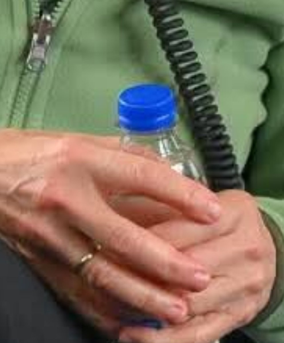 Hún fékk flösku með áföstum tappa, flaggskipi uppfinninga ESB.